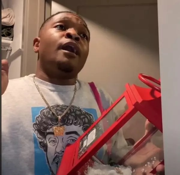 Jovem reclama de presente de amigo secreto da empresa, posta vídeo e é demitido