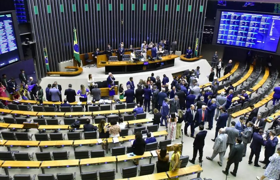 Deputados têm 1.153 faltas sem qualquer justificativa