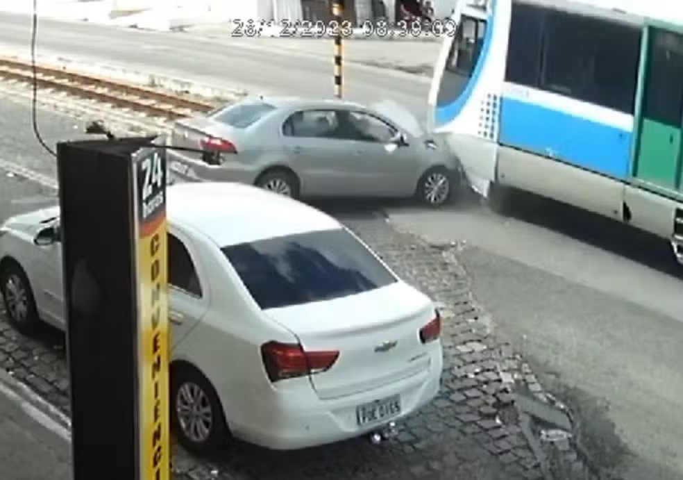 VÍDEO: Carro estanca em linha férrea e é atingido por trem na Grande Natal