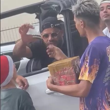 VÍDEO: De férias, Hulk compra estoque de galeto e dá gorjeta de R$ 400; assista