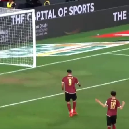 VÍDEO: Atacante fica com gol aberto, chuta na trave e vê time eliminado; assista