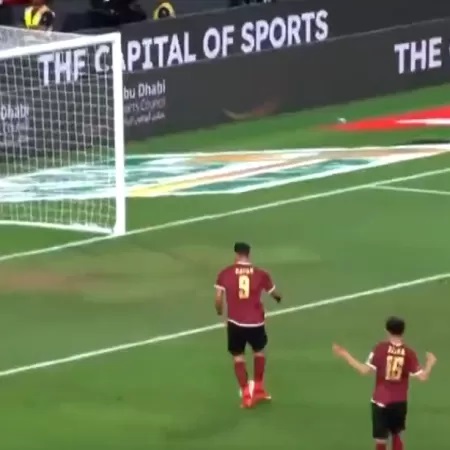 VÍDEO: Atacante fica com gol aberto, chuta na trave e vê time eliminado; assista