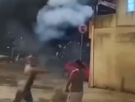 VÍDEO: Pai de pet se revolta com homem que estava soltando fogos em frente a sua casa; assista