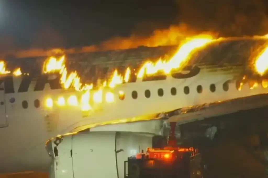 VÍDEO: Avião com 379 passageiros pega fogo no Japão; assista