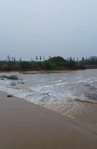 VÍDEO: Primeiras chuvas do ano provocam sangria em barragem no RN