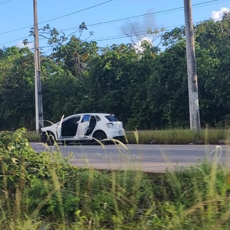 Carro roubado é encontrado ‘depenado’ no prolongamento da Prudente de Morais