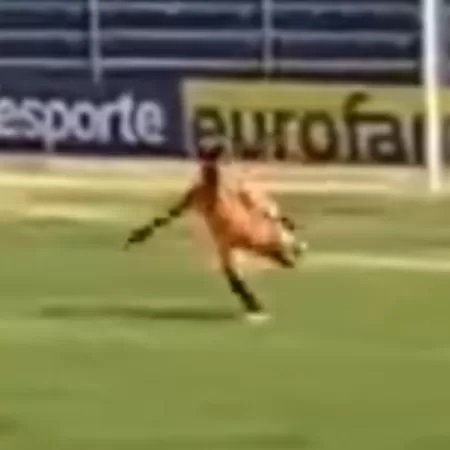 VÍDEO: Goleiro chuta da própria área e marca por cobertura na Copinha; assista