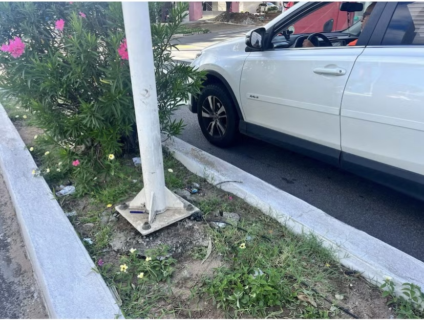 Motociclista morre após colidir com outra moto e bater a cabeça em poste na Avenida Salgado Filho