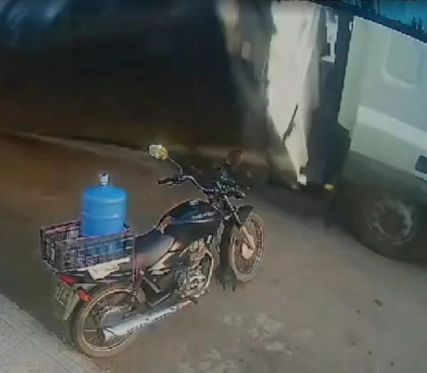 VÍDEO: Motociclista quase é esmagado por carreta e escapa da morte