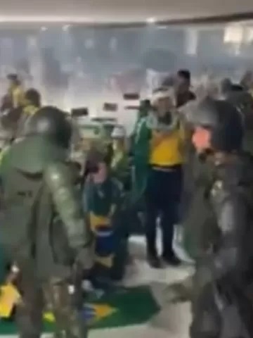 Exército pune major que mentiu sobre ordem para cantar hino nacional no 8 de janeiro