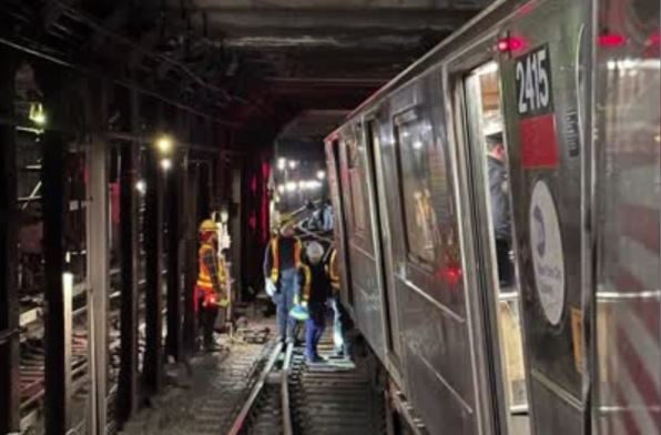 Metrô de Nova York descarrila e deixa ao menos 26 pessoas feridas