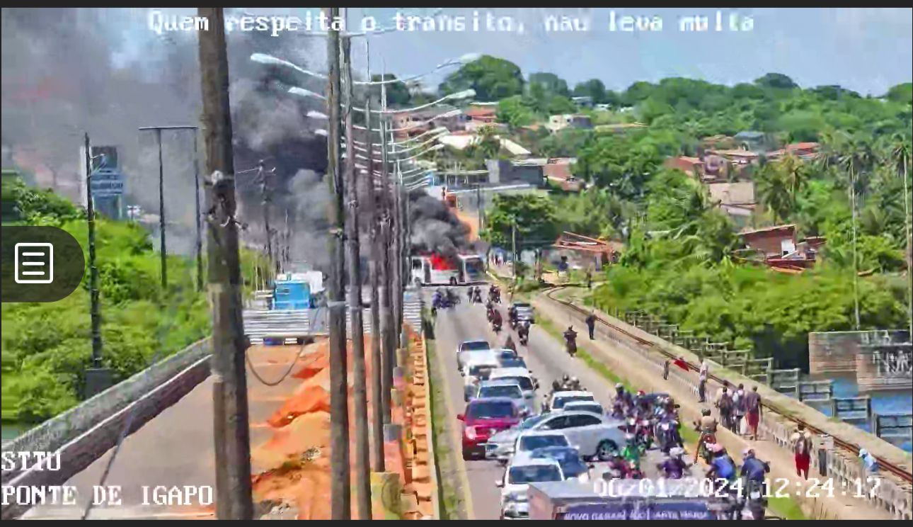 VÍDEO: Ônibus é incendiado em protesto na ponte de Igapó, na zona Norte de Natal