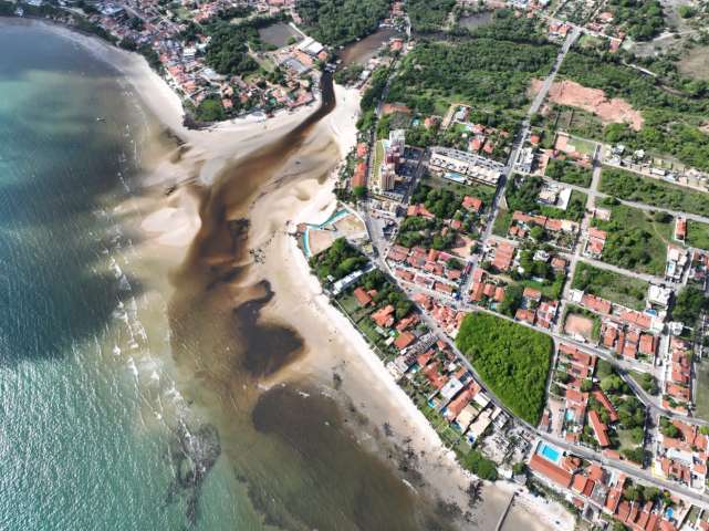 Imagem impressionante mostra água suja do Rio Pium chegando a praia de Pirangi