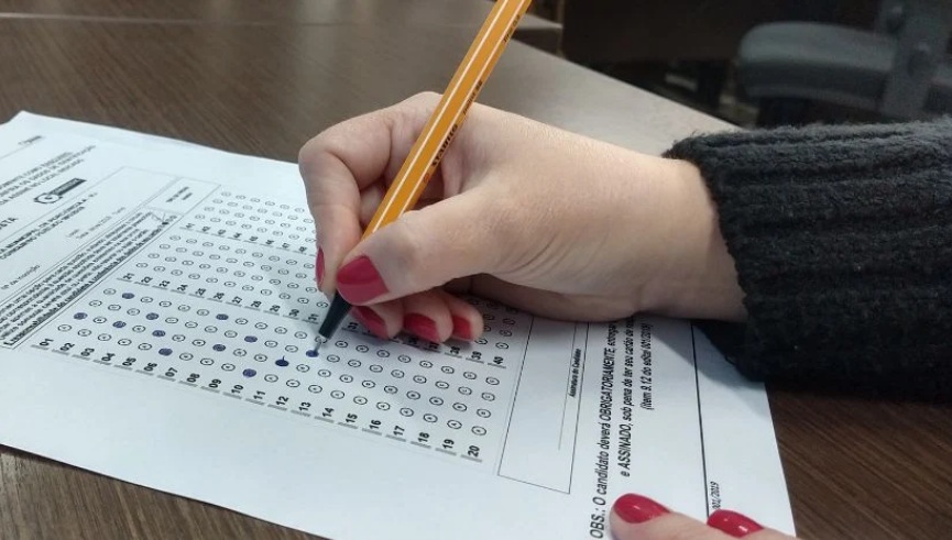 Concursos públicos têm salários de até R$ 35,7 mil e mais de 2.400 vagas; confira