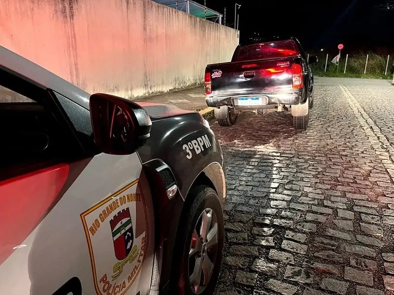 Criminosos entram em troca de tiros com a PM após roubarem carro em Natal