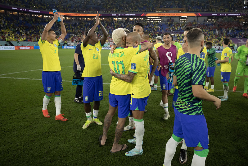 Neymar cedeu advogado e enviou R$ 800 mil para reduzir pena de Daniel Alves