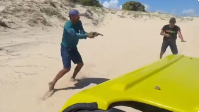 VÍDEO: Bandidos tentam assaltar turistas em passeio nas dunas no litoral cearense; ASSISTA