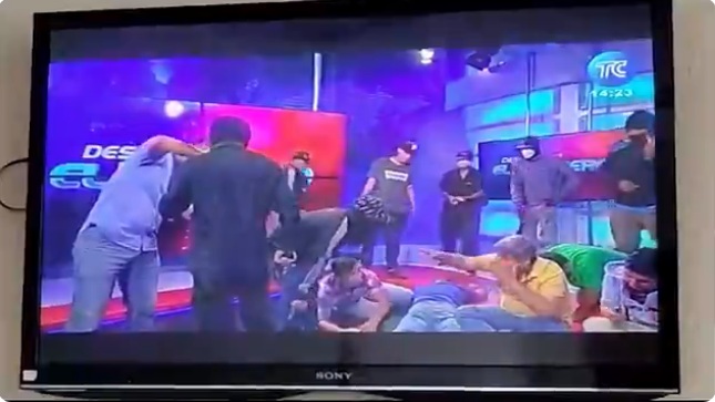 VÍDEO: Homens armados invadem TV no Equador e fazem reféns durante gravação de programa