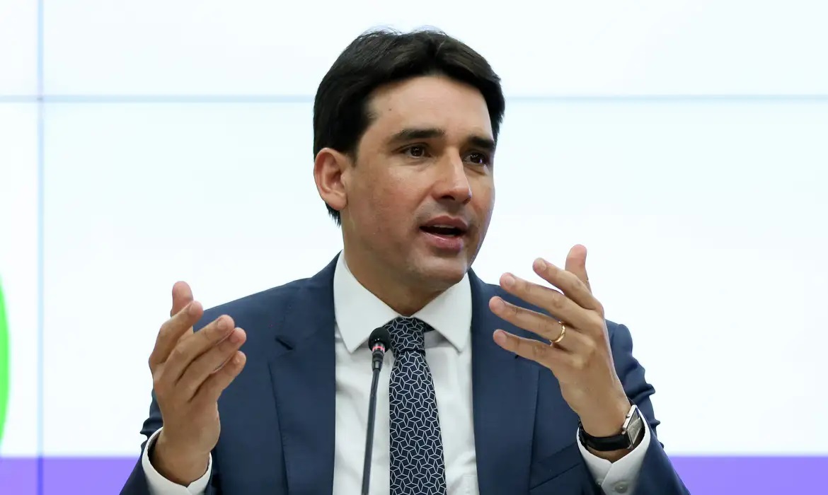 Passagens a R$ 200 devem começar a ser vendidas em fevereiro, diz ministro