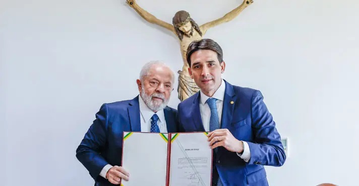 Parentes de ministro de Lula abasteceram carros particulares com verba da Câmara
