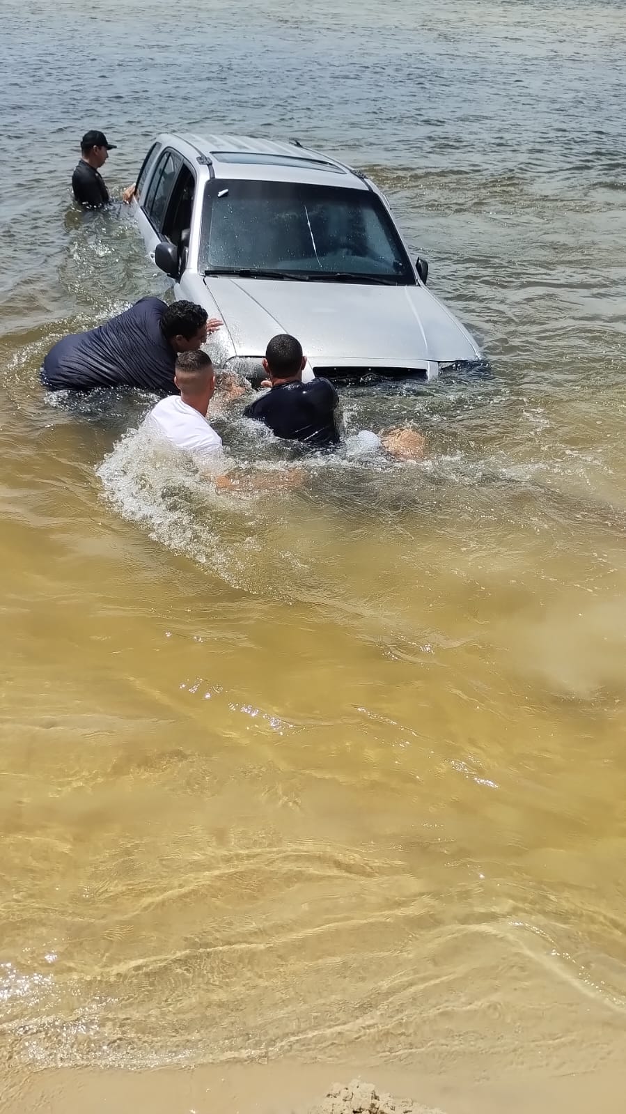 VÍDEO: Chevrolet Tracker amanhece coberta de água em Barra do Rio