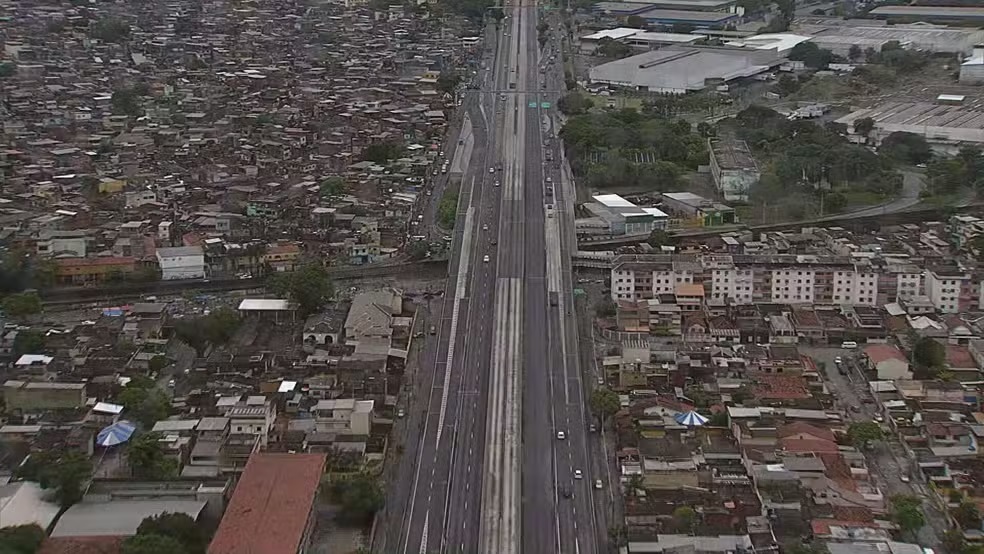 Chuva deixa 7 mortos, alaga hospital e fecha avenida no Rio de Janeiro
