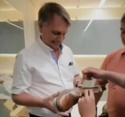 Bolsonaro faz parceria com marca e dá nome a linha de calçados