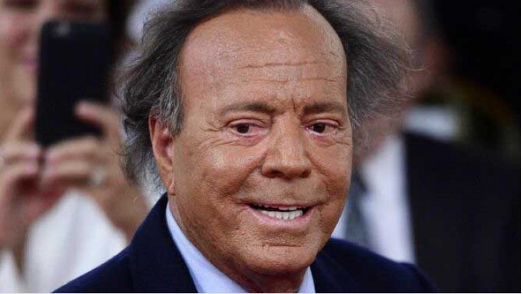 Cantor Julio Iglesias é surpreendido em aeroporto e acaba detido