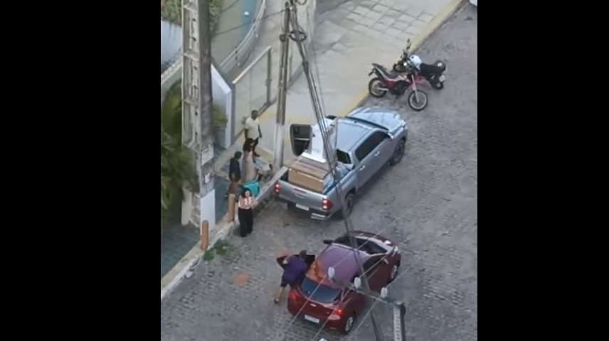 VÍDEO: Família que fazia mudança tem carro, geladeira, computador e celulares roubados em Petrópolis