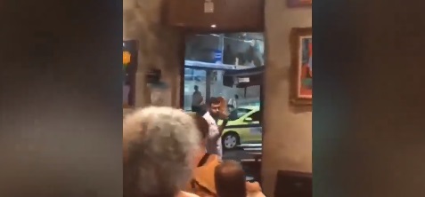 VÍDEO: Homem destrói placa de Marielle e quebra quadro com imagem de Lula em bar no Rio