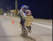 VÍDEO: Jovem que empinou moto em frente a posto da PM "cai" na blitz