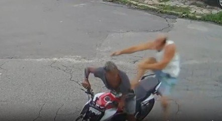 Homem reage a assalto, acerta 'voadora', e criminosos acabam presos