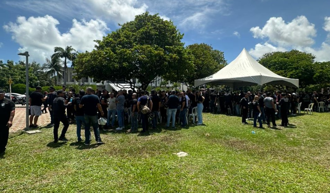 Policiais Penais fazem manifestação em frente à Governadoria do Estado