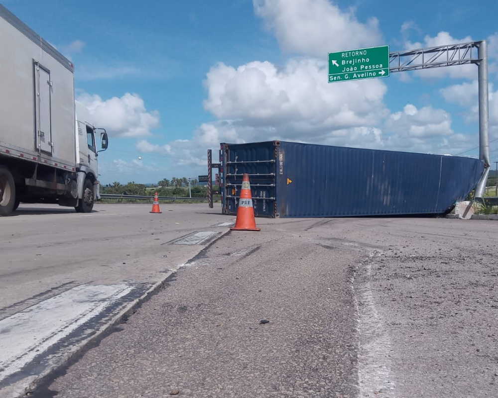 Carreta tomba ao tentar desviar de vaca em rodovia no RN