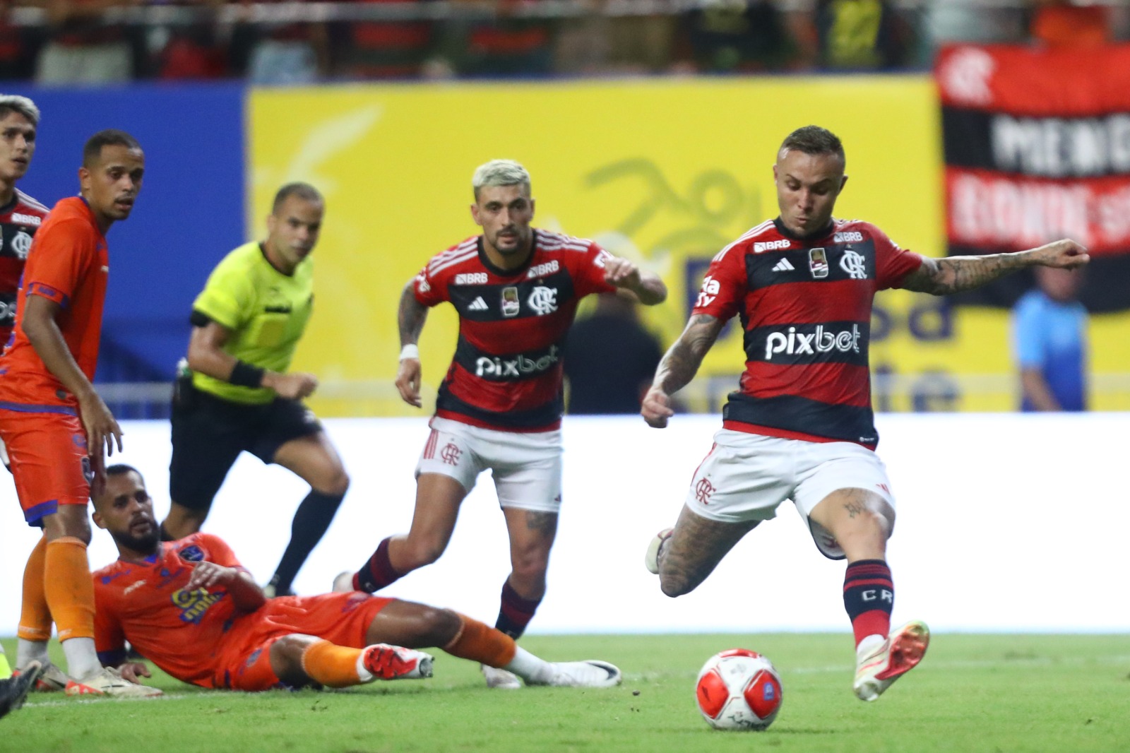 VÍDEO: Fla goleia na estreia do Carioca em noite de festa e casa cheia em Manaus; veja os gols