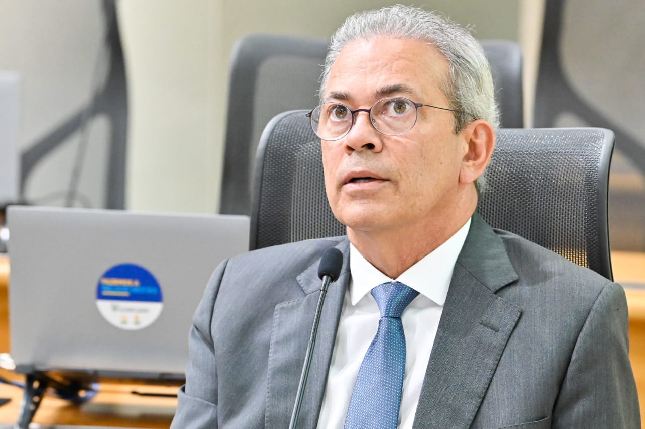 ALRN promulga lei de Hermano que proíbe uso de smartphones em salas de aula