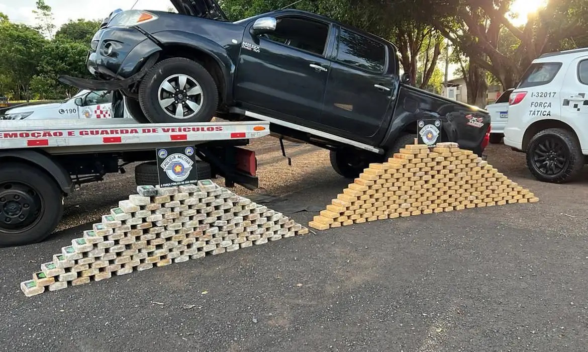 Policial rodoviário federal é preso com 326 tijolos de cocaína e crack