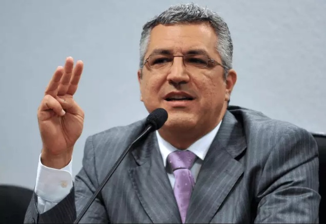 Justiça boqueia contas de ministro de Lula por dívida de R$1,65 milhão
