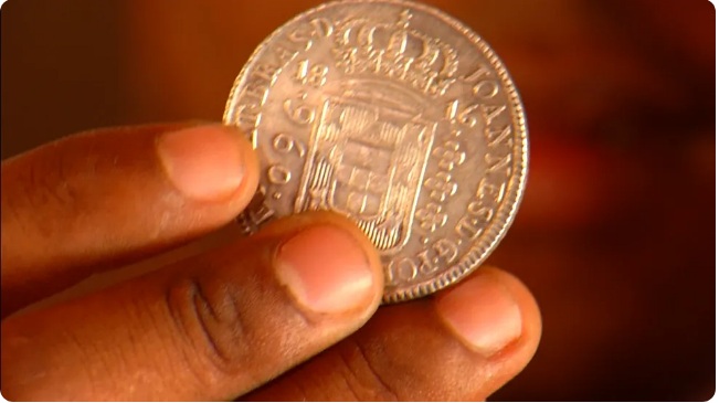 Lavrador compra detector de metais para caçar ouro e encontra 'tesouro' do Brasil colonial