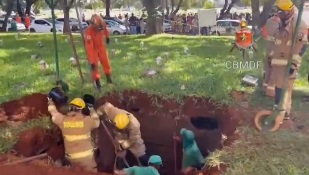 VÍDEO: Lajes desabam e dez pessoas caem na cova durante enterro