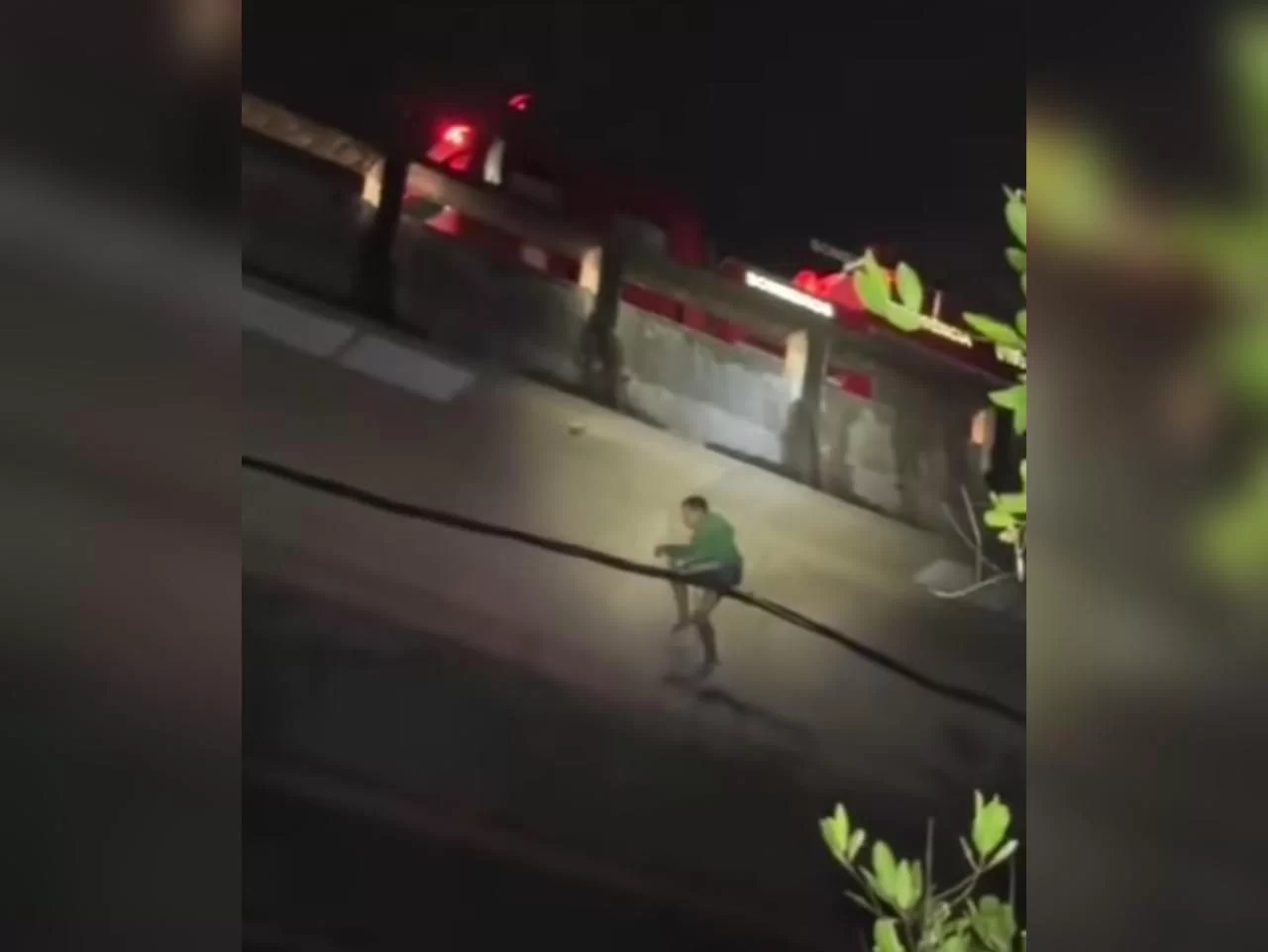 VÍDEO: Homem jogado de ponte em sequestro se pendura para se salvar