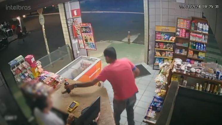 VÍDEO: Homem rouba Coca-Cola e dinheiro de padaria em Natal, mas acaba preso pela PM