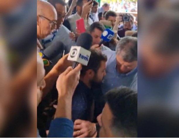 VÍDEO: Palco com Tarcísio desaba durante entrevista no interior de SP