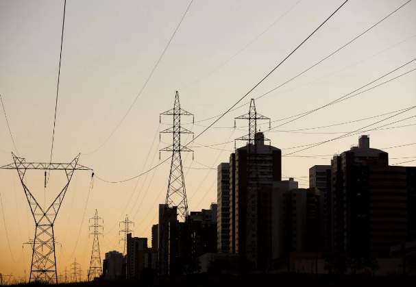 Conta de luz vai subir mais que a inflação em 2024, prevê Aneel