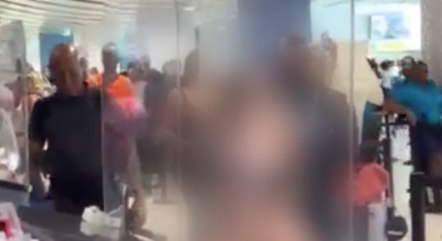 VÍDEO: Mulher tem surto, fica pelada e ataca pessoas em aeroporto; ASSISTA