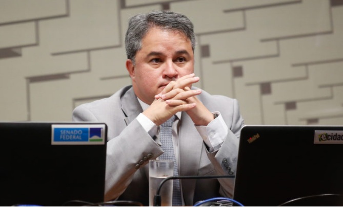 Congressistas querem vetar nova portaria sobre trabalho em feriados