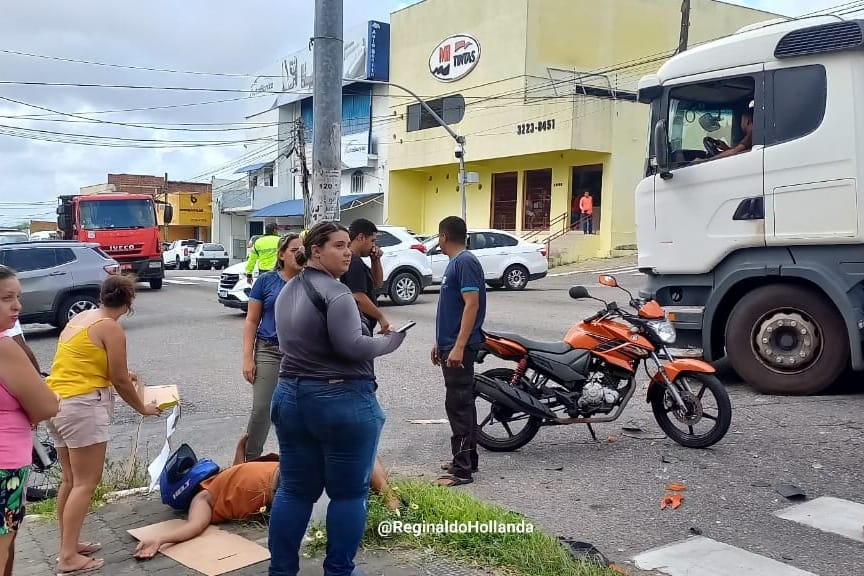 VÍDEO: Motociclista vai parar na calçada após ser atingido por carreta em cruzamento na Avenida 9