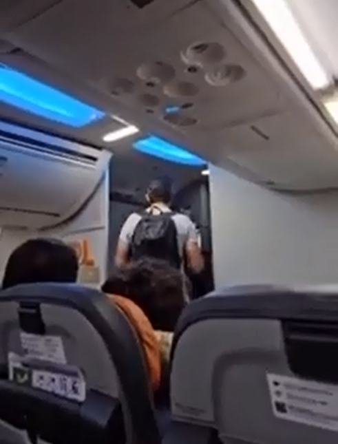 VÍDEO: Homem é retirado de avião no RN após esposa denunciar agressão durante o voo