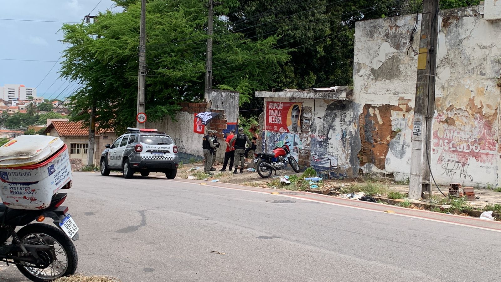 PM vai até ocupação de manifestantes no antigo prédio do Diário de Natal