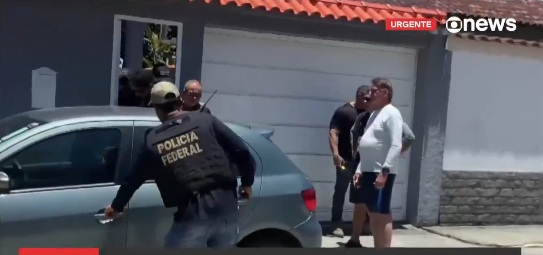 Confira imagens do ex-presidente Jair Bolsonaro, de Carlos e Eduardo saindo de casa acompanhados da PF